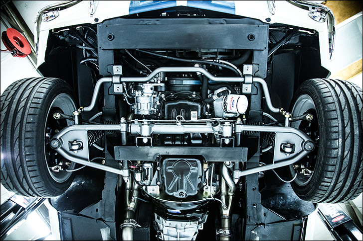 Revology Cars '66 Mustang: Teaks under the hood