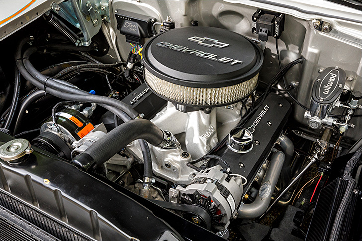 Street Rodder '57 Chevy: Engine